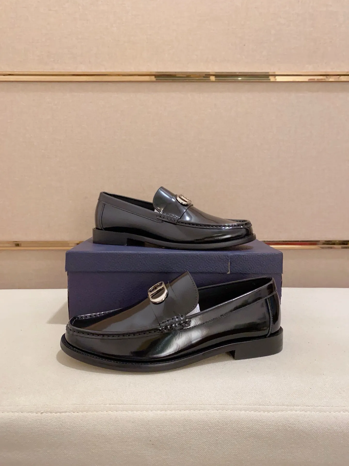 Men's shoes 💰: 560💰 High-end version of Dior Dior's new series. Famous actors and internet celebrities wear super popular designs. The sculptures of French artist Niki de Saint Phalle are designed as rings. Material: Imported original material ➕Painted cowhide Foot pads: cowhide Outsole: Rubber outsole Men's shoe size: 38~44 Can be customized to size 45